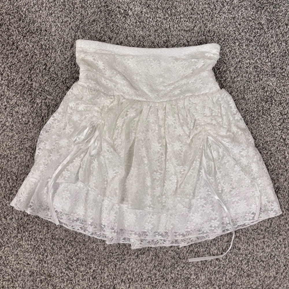 Lulu's White Lace Mini Skirt with ribbon detail